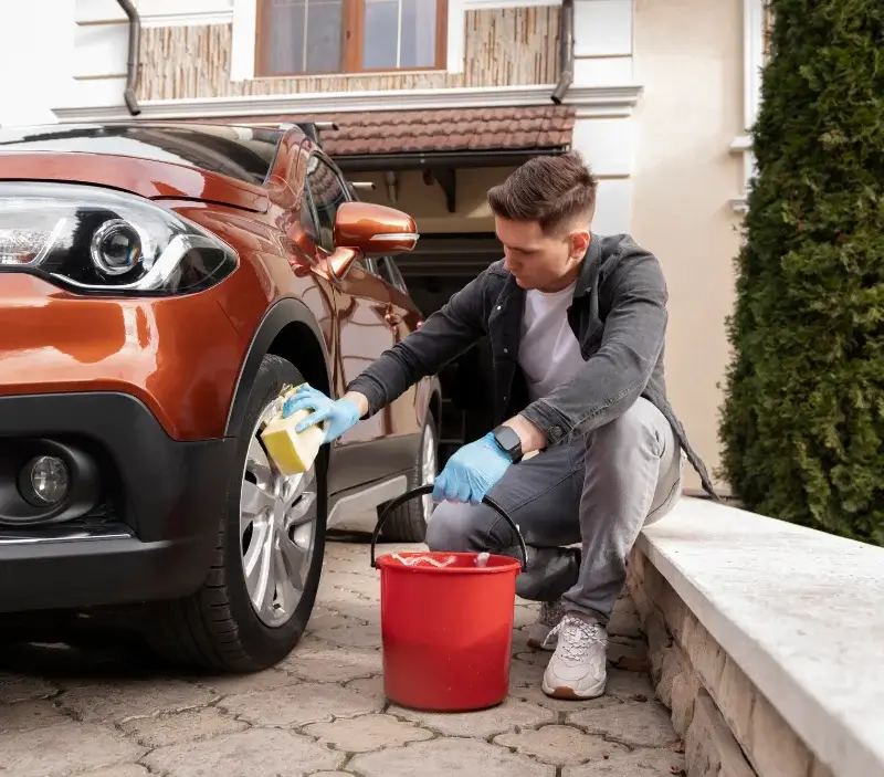 Lavage auto à domicile Saint-Pantaléon-les-Vignes : professionnel intervenant sur un véhicule